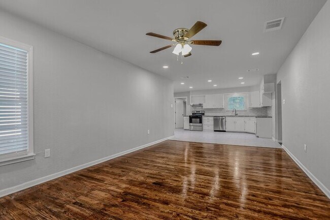 Building Photo - 811 Seven Oaks Rd