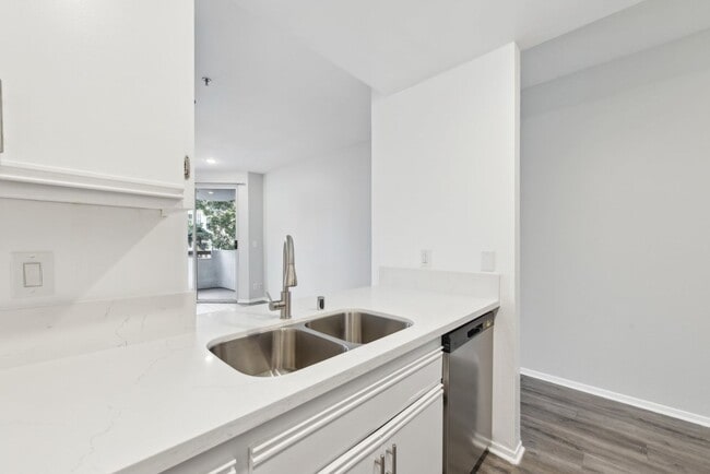 Interior Photo - 845 S. Kingsley