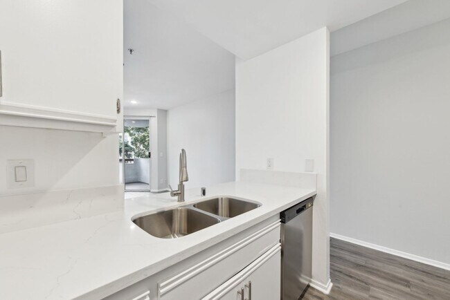 Interior Photo - 845 S. Kingsley
