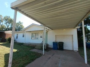 Building Photo - 1024 S Holly Dr