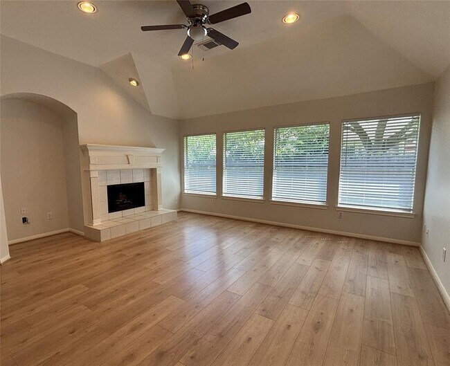 Foto del edificio - 4619 Springfield Lakes St