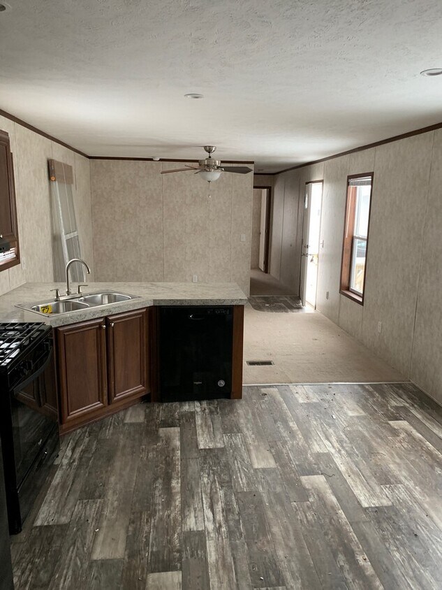 Primary Photo - 405 Lakeshore Dr