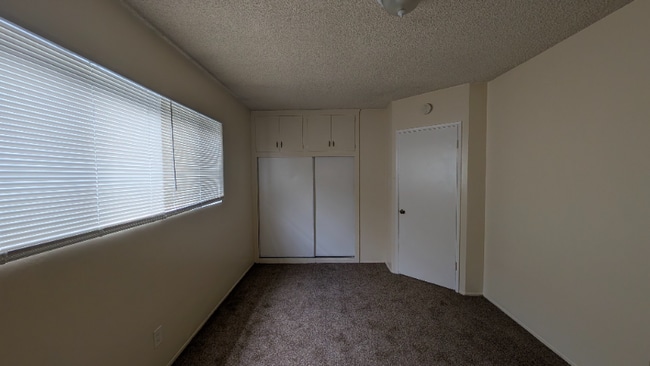 Building Photo - 905 Daisy Ave