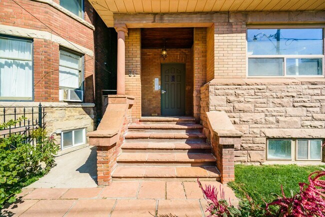 Building Photo - 1 Bedroom Suite on Spadina Rd. in the Annex