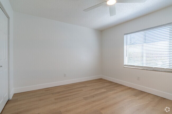 2BD, 1BA - 889SF - Bedroom - Westshore Marina Flats