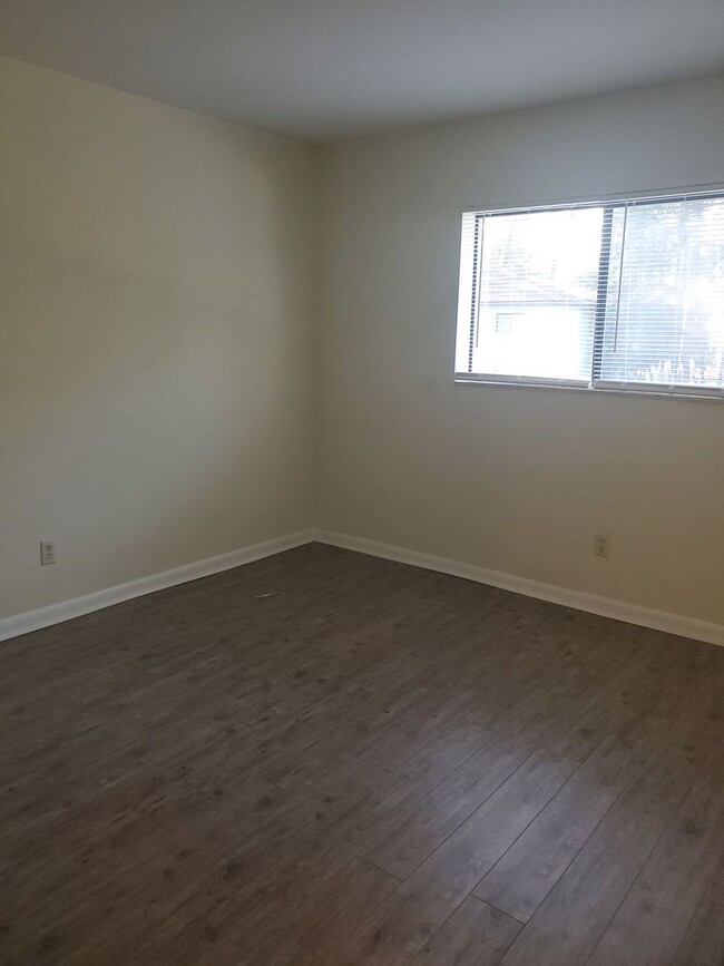 Building Photo - 2 BR/2 BA Condo with a Pool on Southside S...