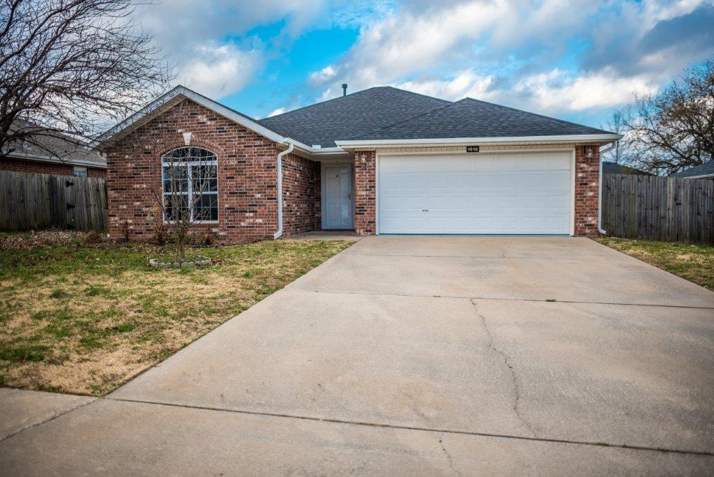 Primary Photo - 1013 Applewood Cir