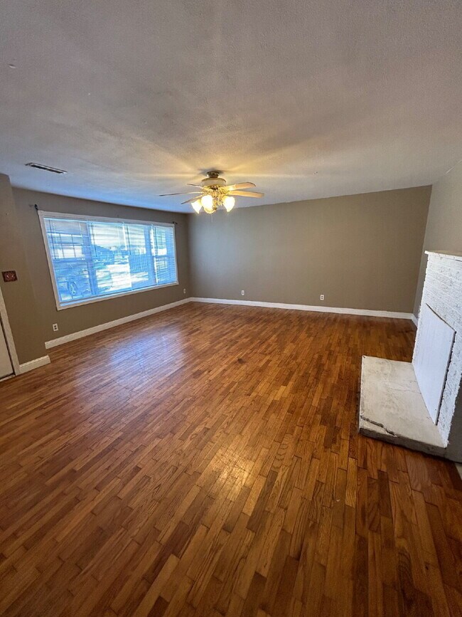 Foto del edificio - "Charming 4-Bedroom Home in Jonesboro with Cozy Fireplace & Gleaming Hardwood Floors!"