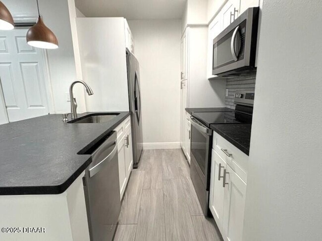 Building Photo - 1401 S Palmetto Ave