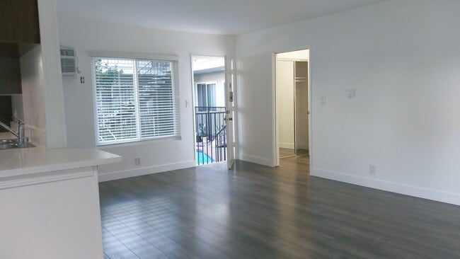 Building Photo - 310 S Sherbourne Dr