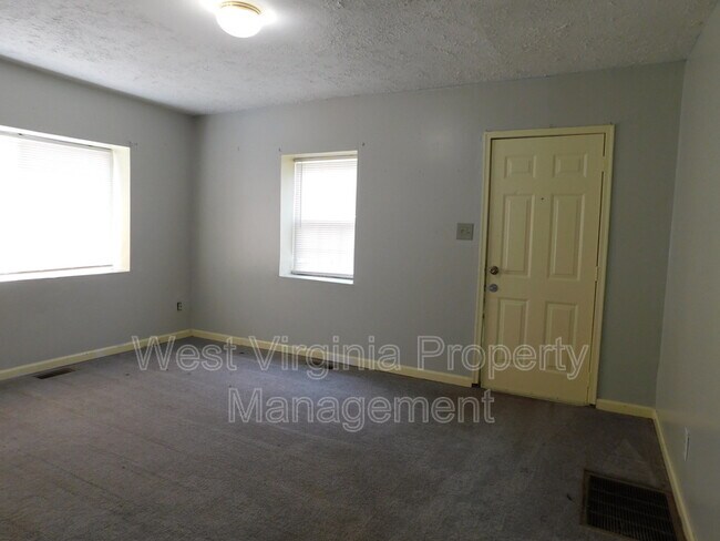 Foto del edificio - 124 1/2 Maple St