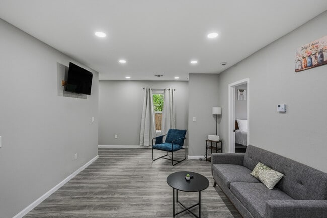 Building Photo - 2306 E Houston St