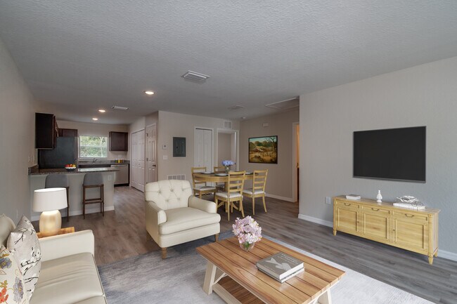 Foto del edificio - Dont miss out on this 2/2 Duplex home in S...