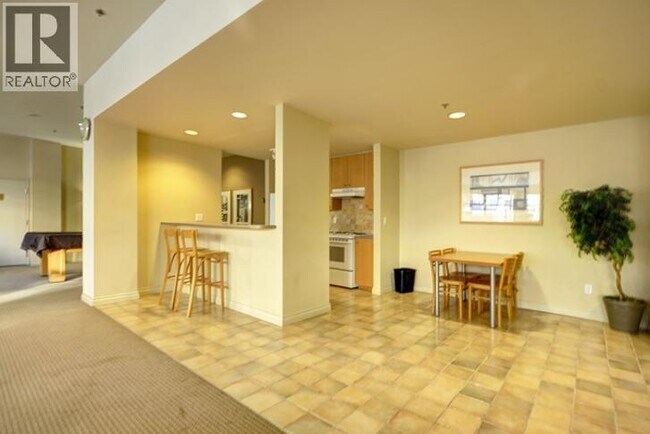 Building Photo - 8460 Granville Ave