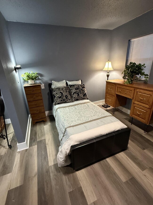 Building Photo - 208 6th Ave SW