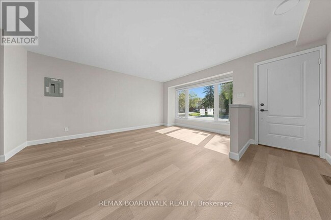 Building Photo - 999 Meadowlands Dr E