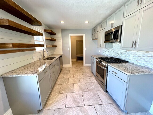 Foto del edificio - AVAILABLE NOW!