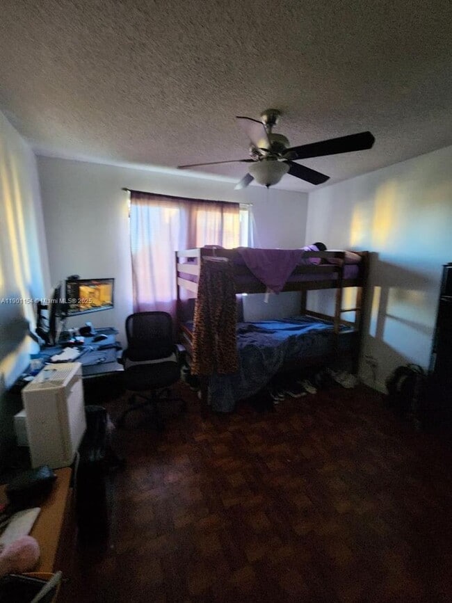 Foto del edificio - 2221 Sherman Cir