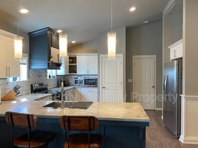 Building Photo - 352 N. Cedar St