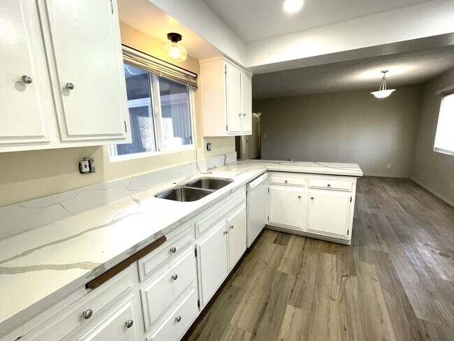 Building Photo - 1704 S Fern Ave