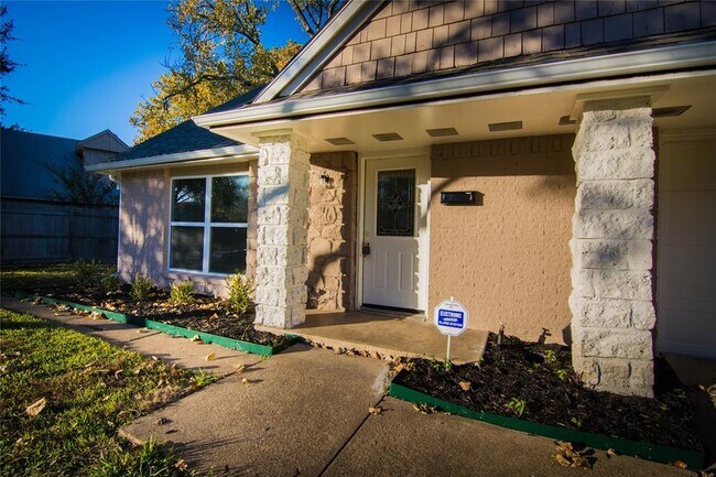 Building Photo - 820 Brentwood Ln