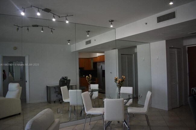 Foto del edificio - 6365 Collins Ave