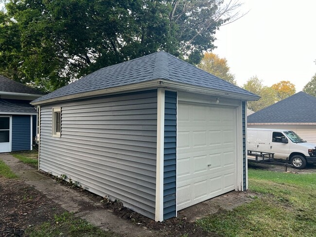 Building Photo - Two Bedroom One Bathroom Available in Batt...