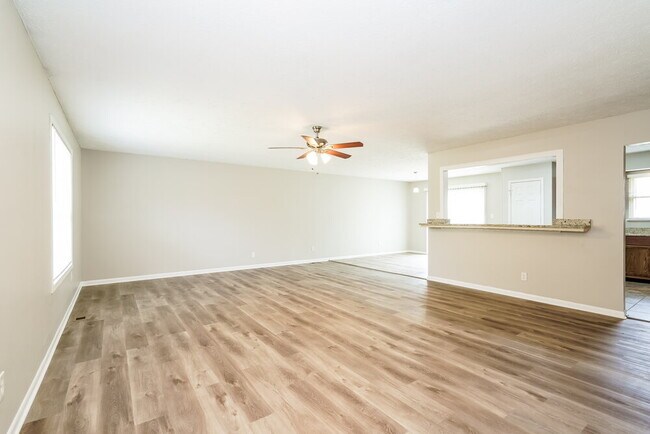 Foto del edificio - 819 Bitter Bark Ln