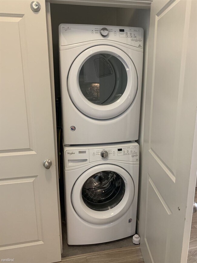 Building Photo - 1 br, 1 bath  - 100 Cambridgepark Dr Unit 119