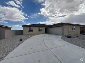 Building Photo - 2425 Desi Loop