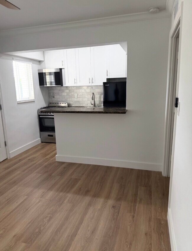 Building Photo - 1014 Salzedo St