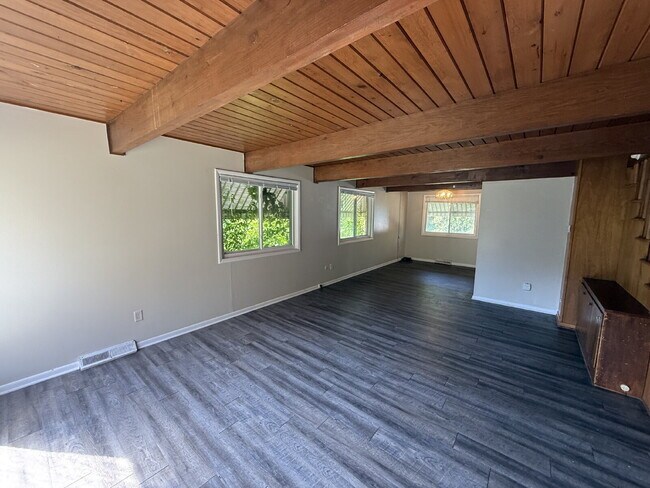 Building Photo - Large 2BR Townhouse NE Side