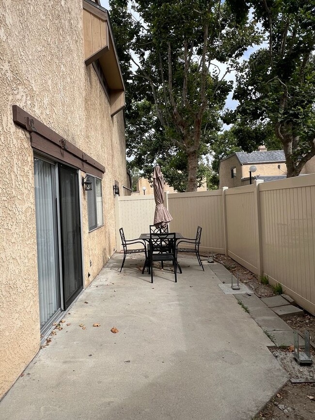 Building Photo - Beautiful 3 Bedroom / 2.5 Bath Town Home i...
