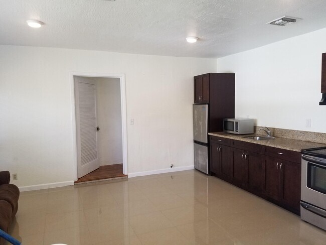 Foto del edificio - 703 NW 6th St