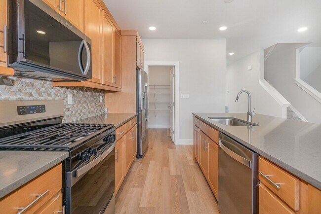 Foto del edificio - Modern 2025 Townhome | Open-Concept Living, Chef’s Kitchen with Large Island & 2-Car Garage