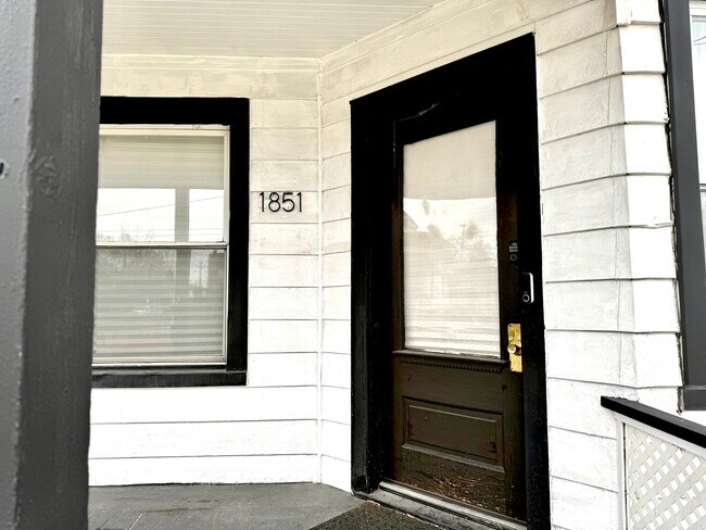 Foto del edificio - 1851 W 58th St