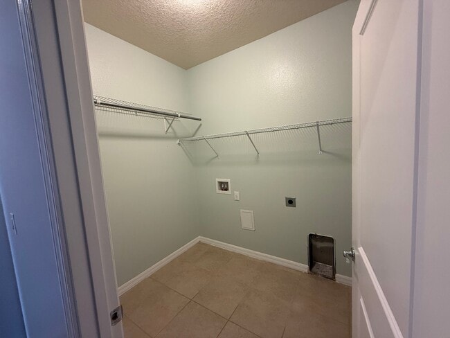 Building Photo - 12374 Eastpointe Dr
