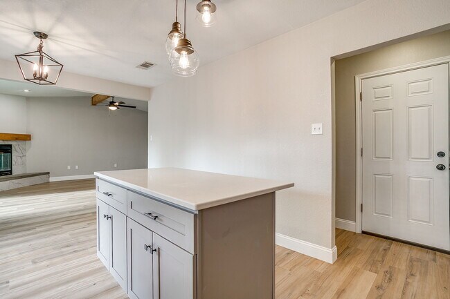 Isla de cocina - 7920 Lazy Brook Dr