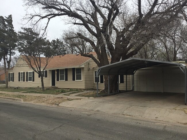 Building Photo - 4 Bedrooms/2 Full Baths/2 Living-Dining/2 ...