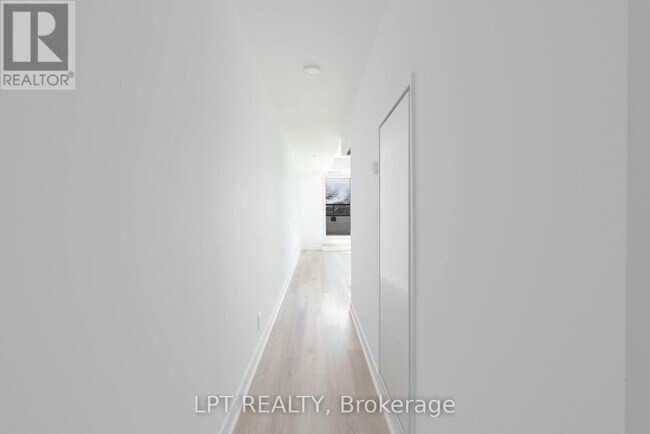 Photo du bâtiment - 1660 Bloor St W