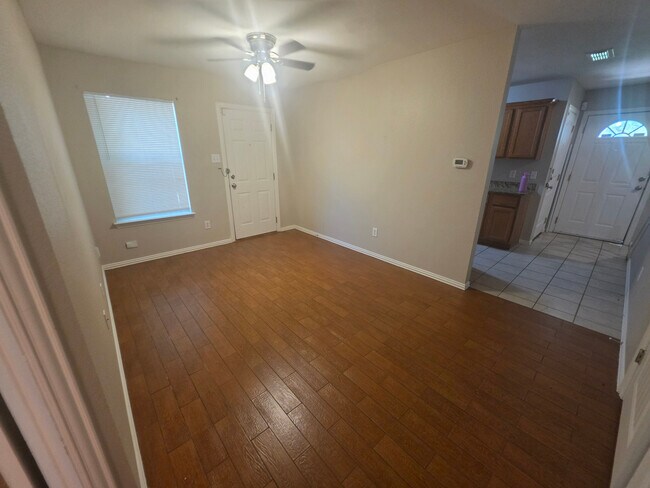 Foto del edificio - Room in Duplex on Arbor Ave