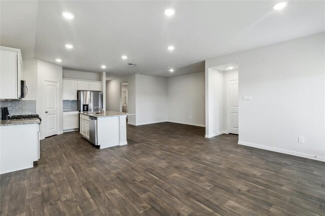 Building Photo - 326 Darwin Pl