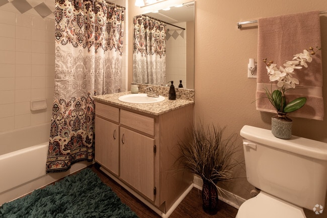 2BR, 2BA 977SF - Stonegate