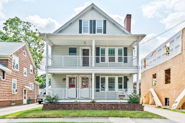 Foto del edificio - 4 Bed Gorgeous Unit Near PC / Elmhurst (Available 6/1/2026)