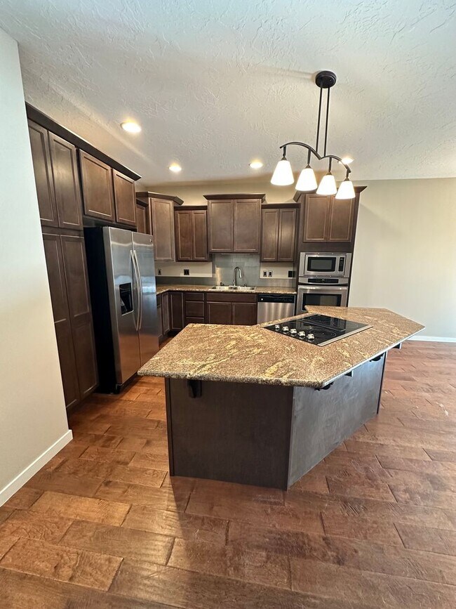Building Photo - 3 Bedroom Townhome!