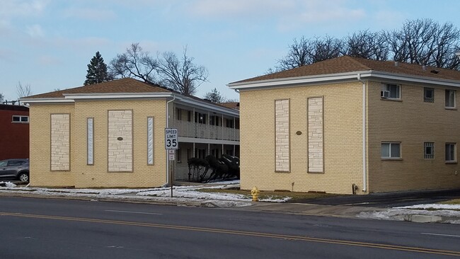 Building Photo - 1041 N Northwest Hwy