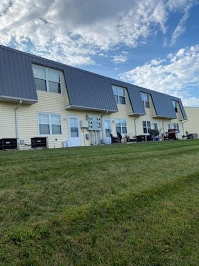 Building Photo - NEW LISTING! 2 Bedroom Townhouse