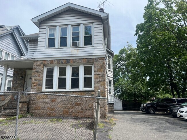 Building Photo - 90 Arsdale Terrace
