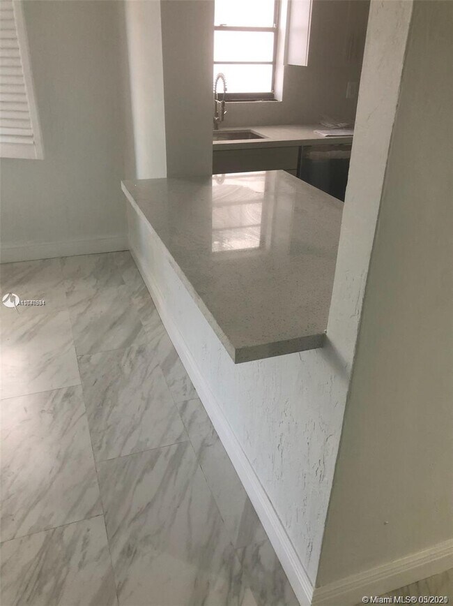 Building Photo - 6424 Collins Ave