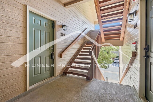 Building Photo - Spacious Condo with Central AC and Washer/Dryer